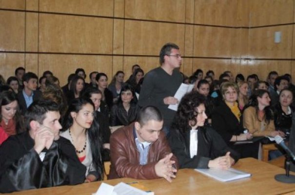 Studenţii şagunişti studiază dosarele aflate pe rolul Judecătoriei
